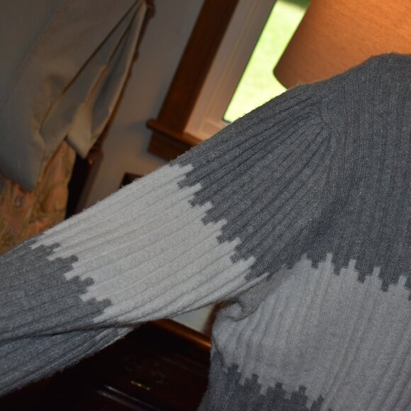 sweater - Picture 2 of 4